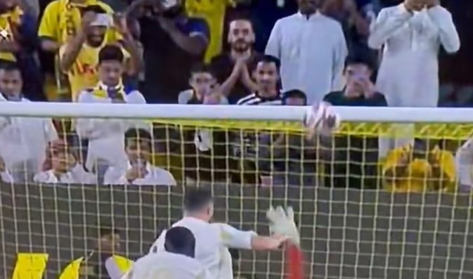 Ronaldo sút phạt đền căng nhưng vọt xà, khi Al Nassr bị Al Taawoun dẫn 0-1 ở vòng 1/8